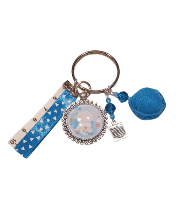 Porte clefs, grigri " le mouton qui tricote " en bleu