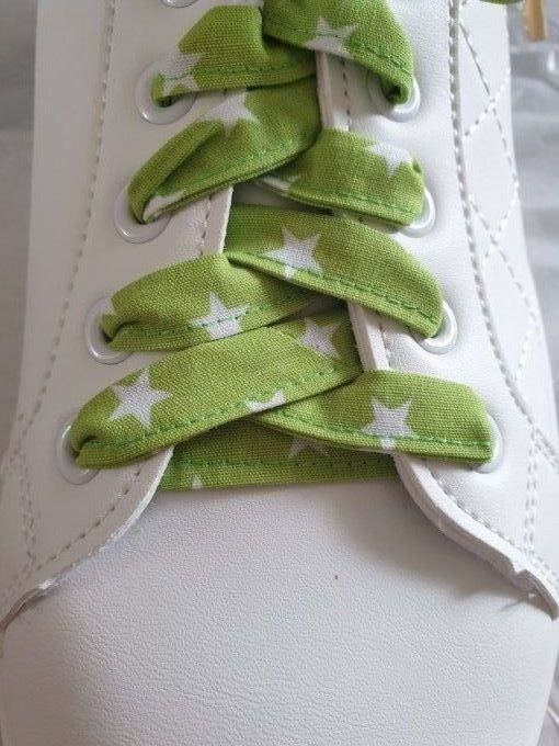 Lacets pour basket , chaussures " vert étoiles blanches"